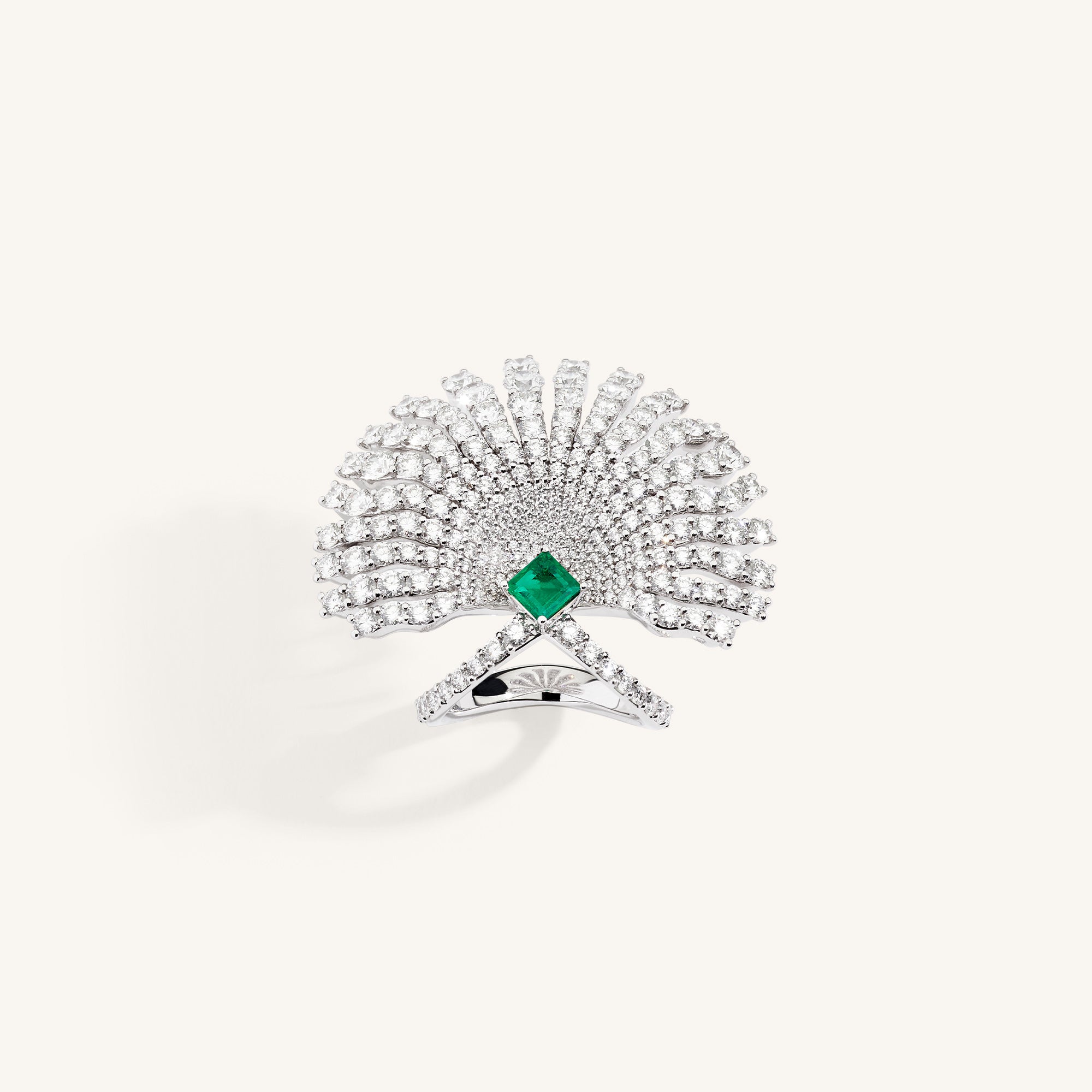 Charm Exotique ring with emerald