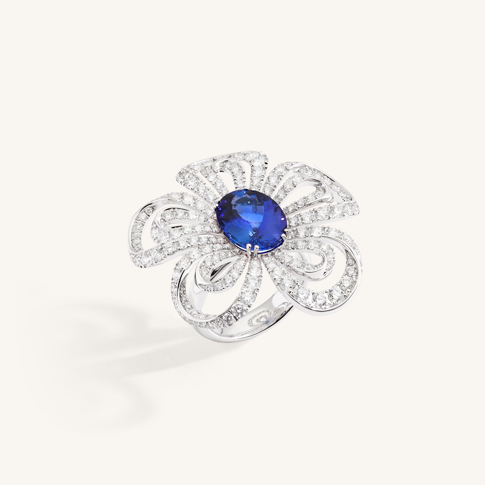 Margherita ring with tanzanite