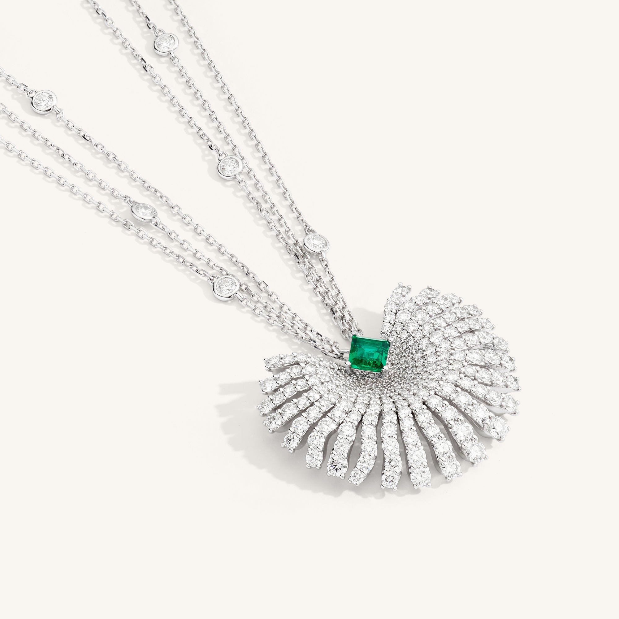 Charm Exotique pendant with emerald