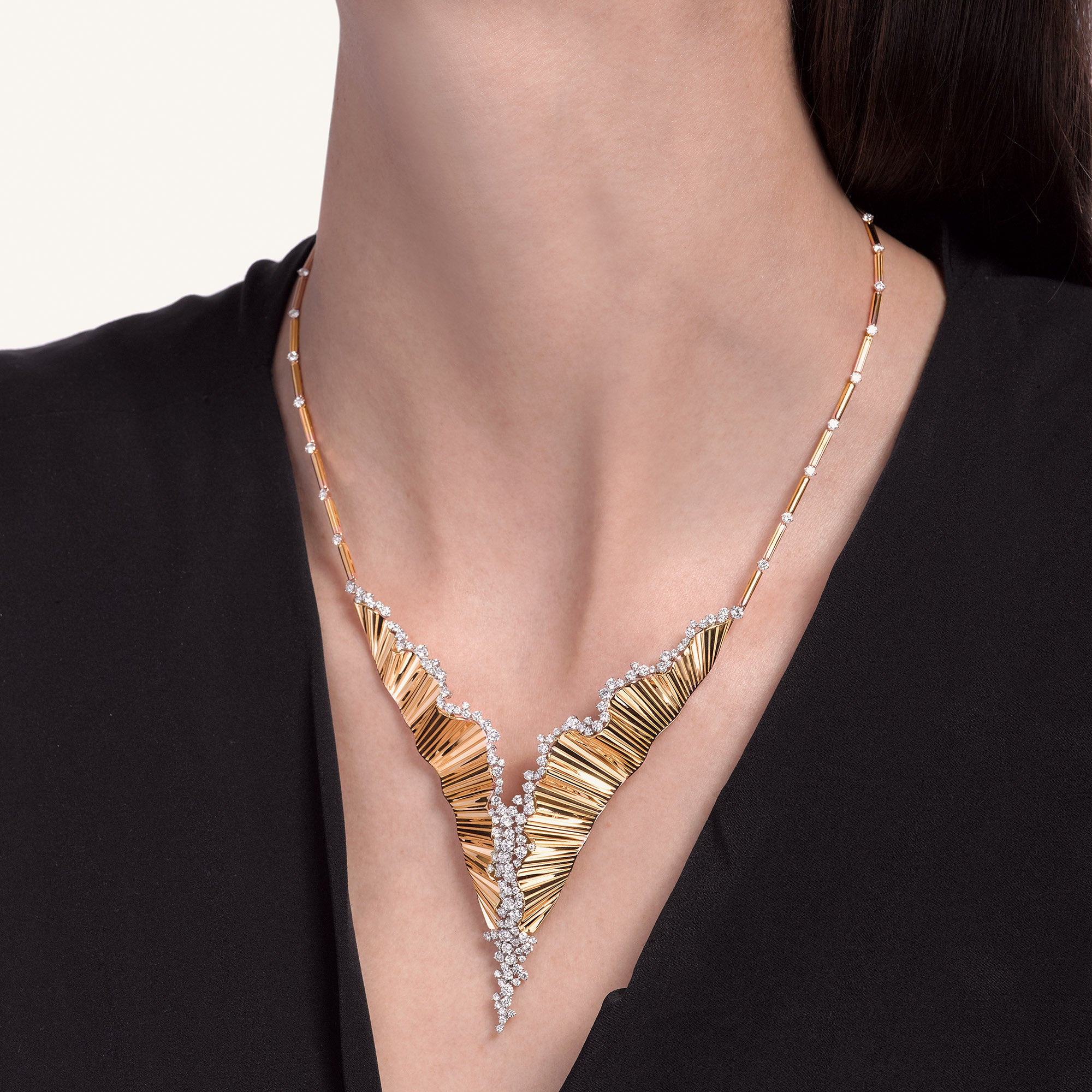 Rays of Sun necklace with white diamonds