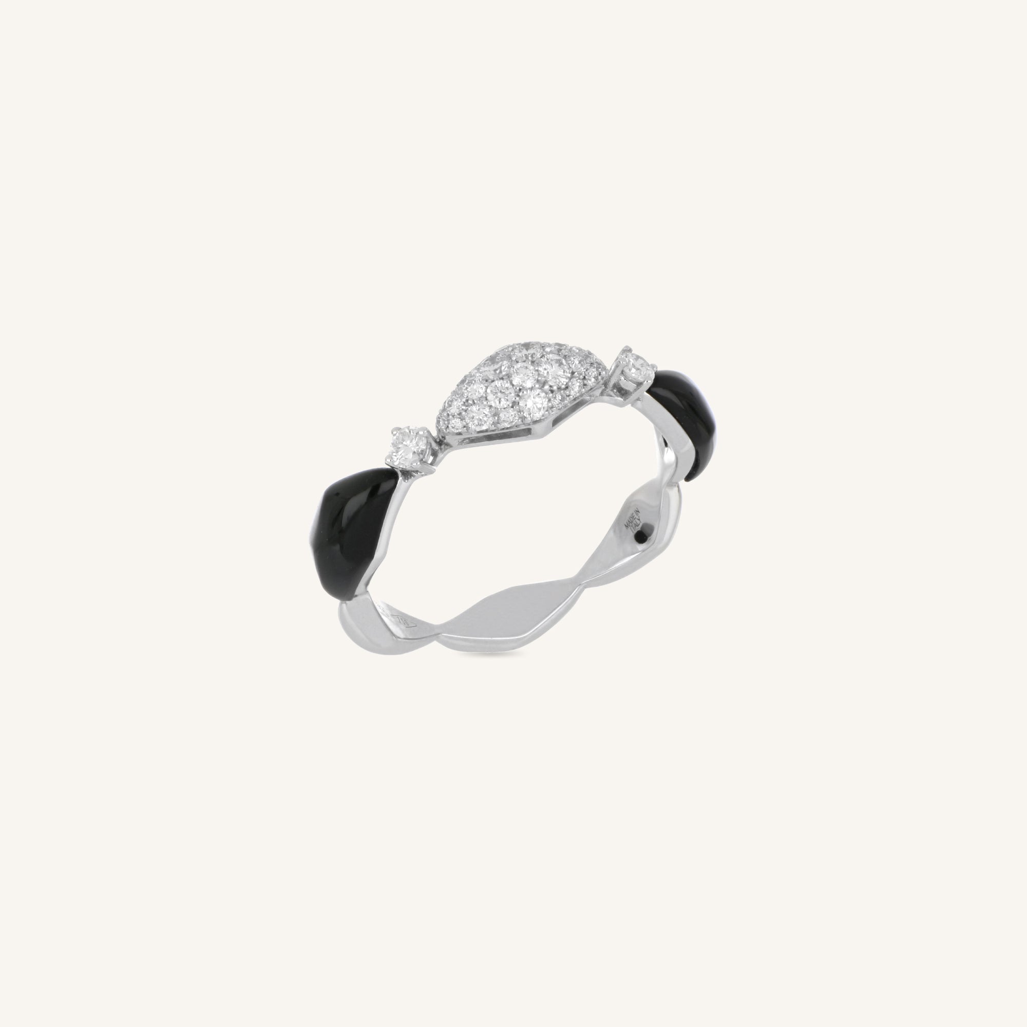 Decò ring with onyx and white diamonds