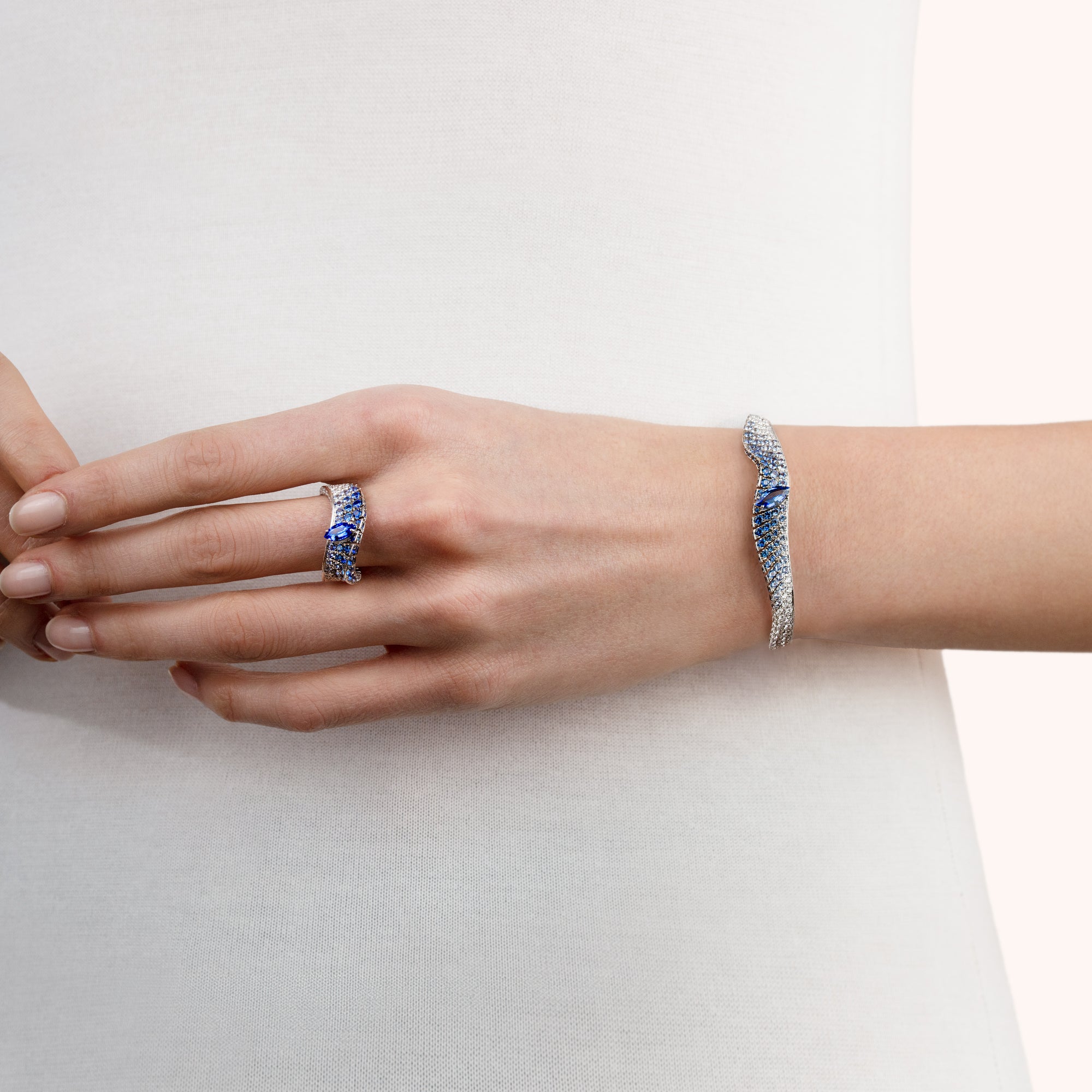 Abissi bangle with sapphires