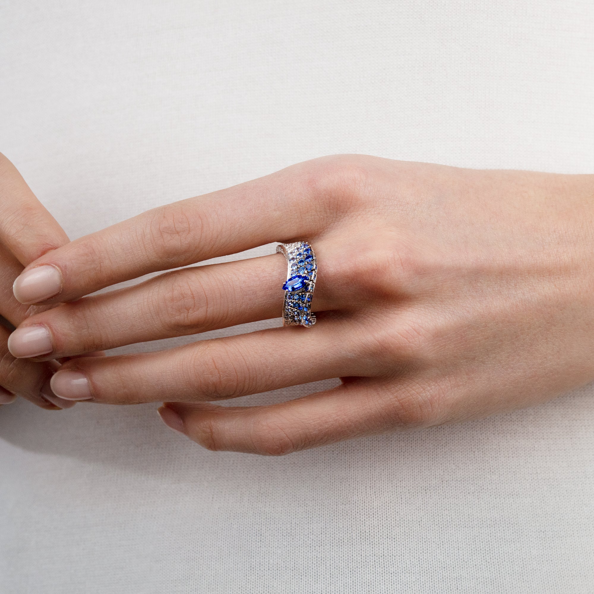 Abissi ring with sapphires